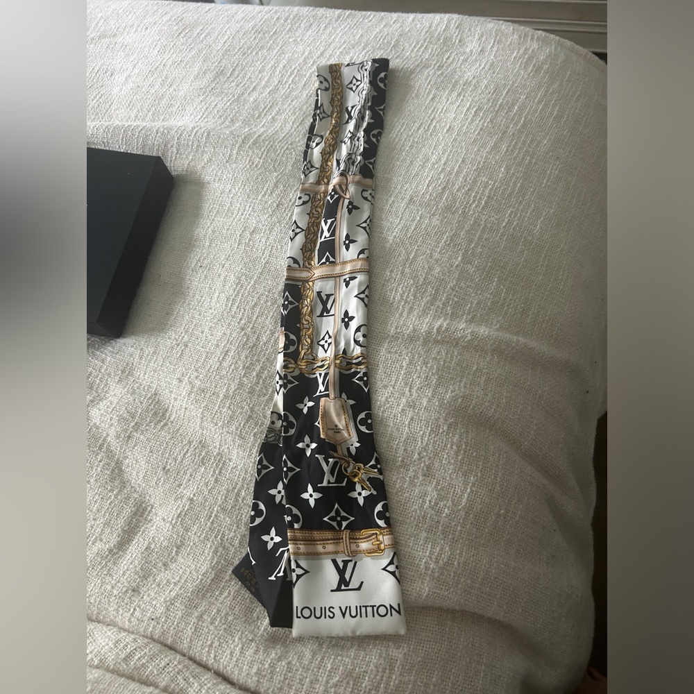 LV BB Monogram twilly